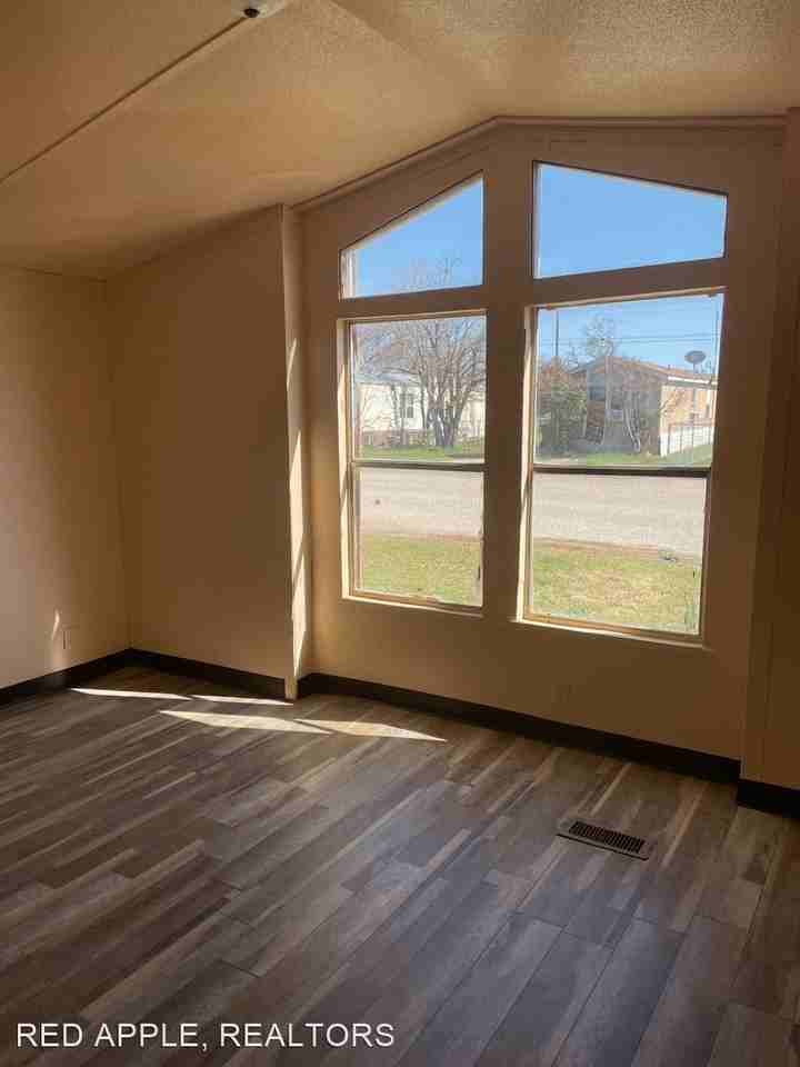 107 Mendy Ln - Photo 3 of 13