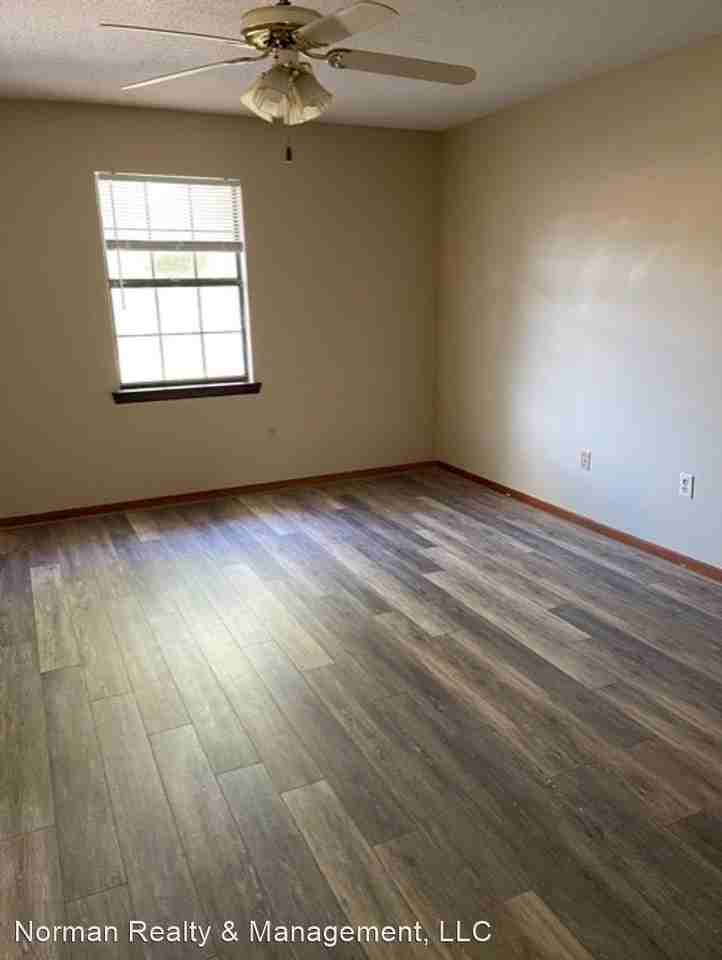 606 Slade St - Photo 3 of 10