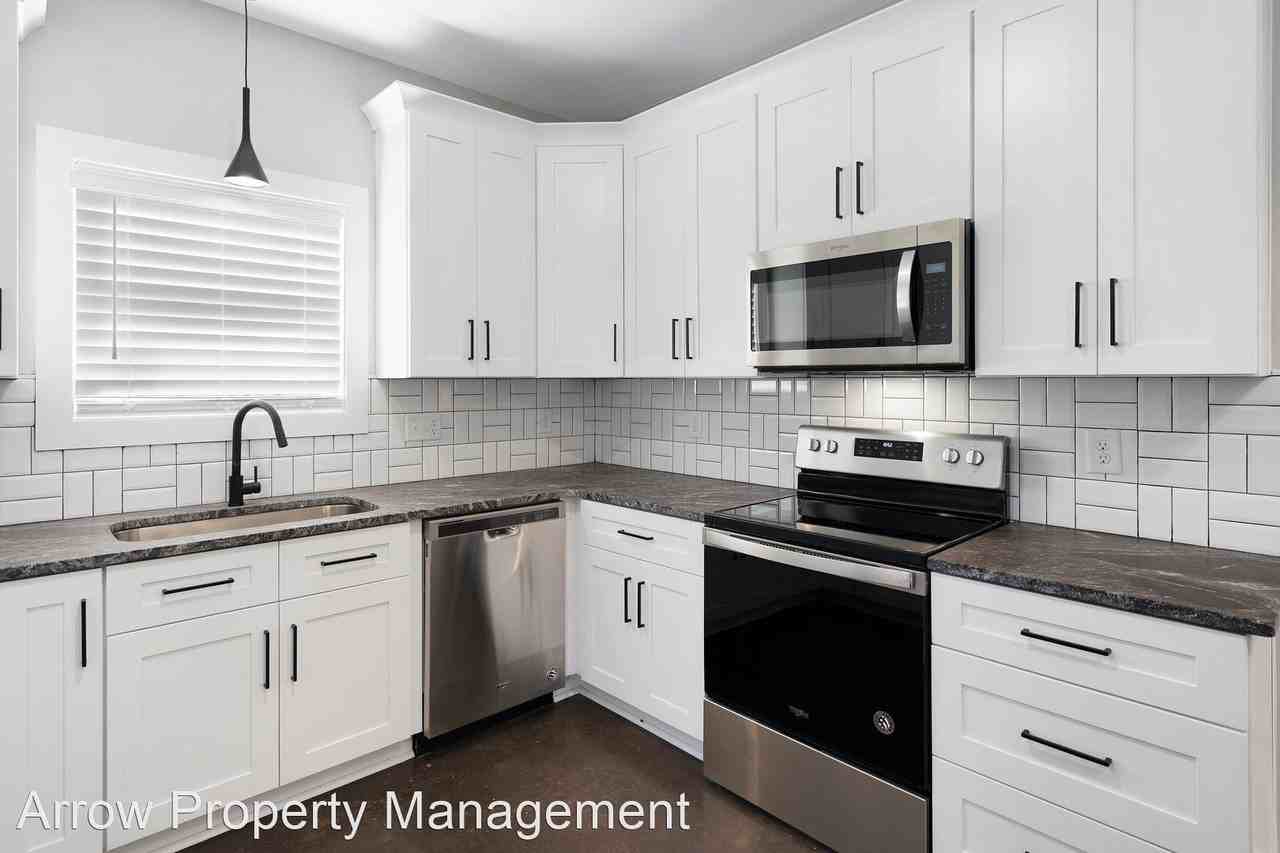 2421 Batavia St - Photo 3 of 21