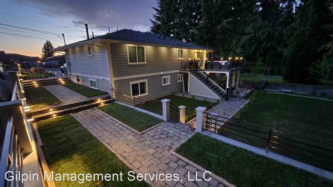 Classy Everett Duplex - Photo 2 of 19