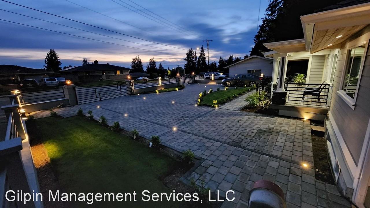 Classy Everett Duplex - Photo 3 of 19