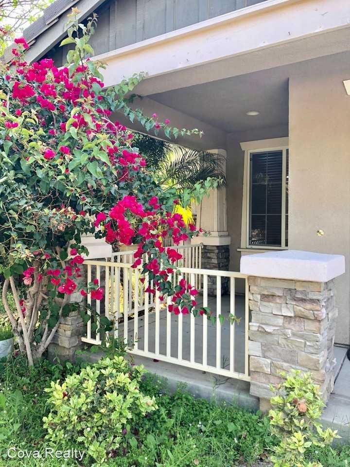 811 Gitano Dr - Photo 2 of 19