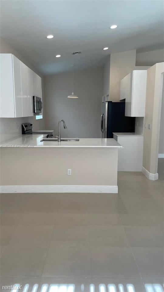 7862 Nw 62nd Ter - Photo 3 of 9