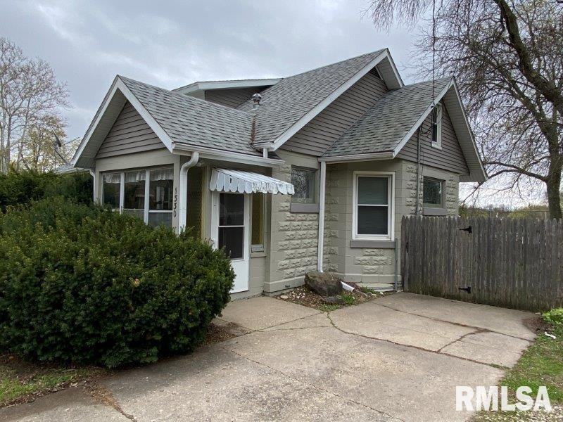1330 E Seiberling Ave, Peoria Heights, IL 61616 2 Bedroom House for