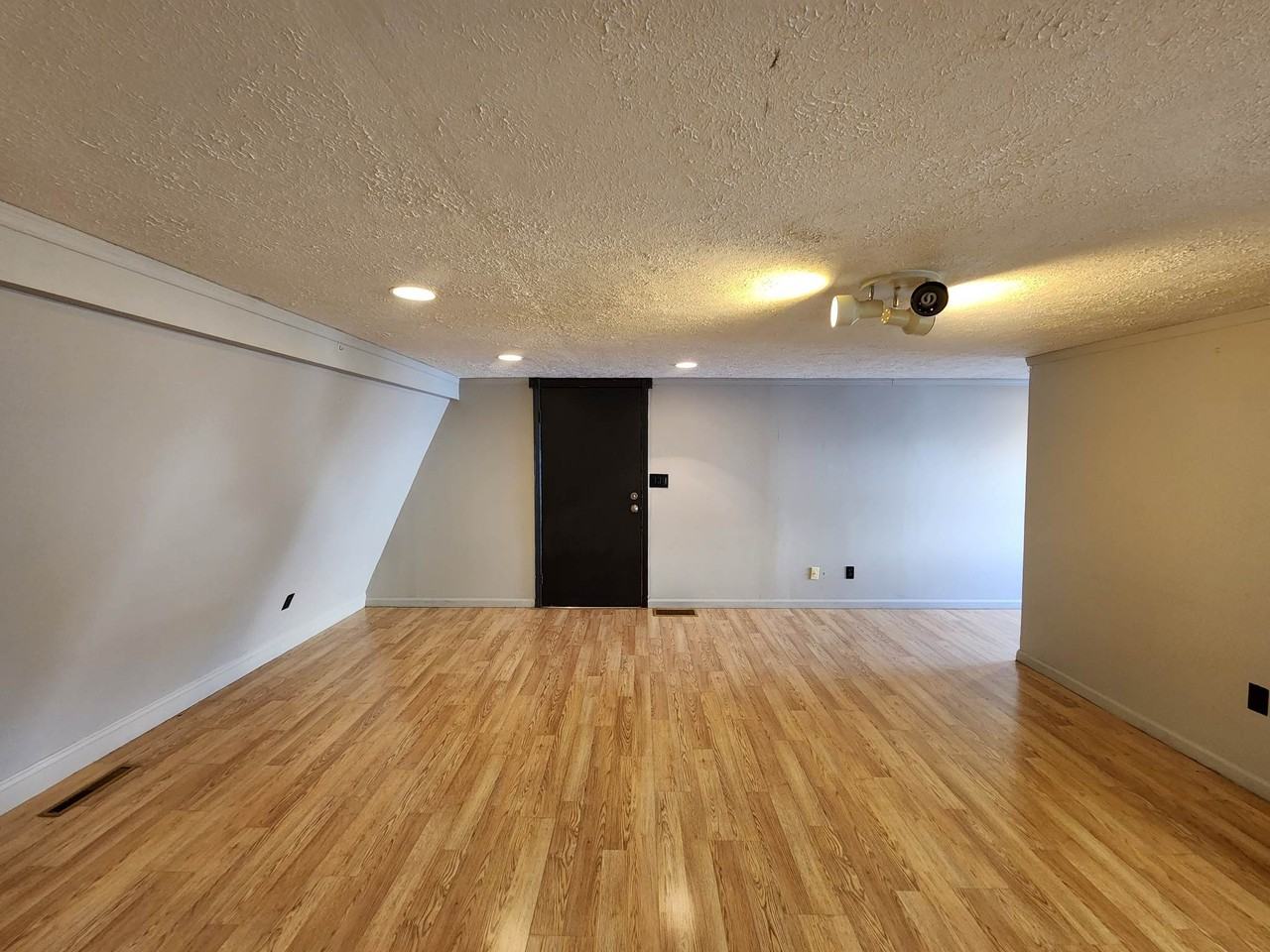 331 S Market St - Photo 5 of 14