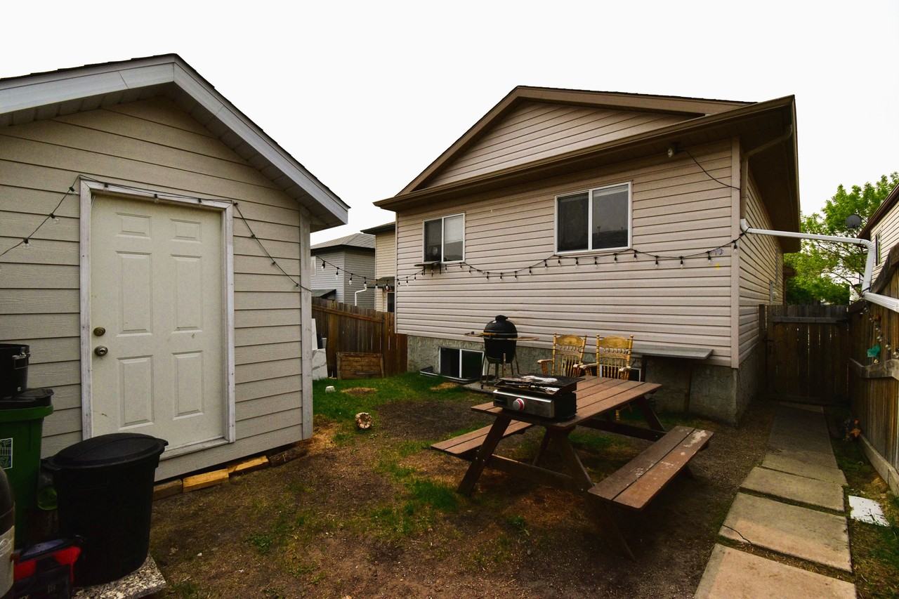 4522 150 Ave NW - Photo 3 of 28