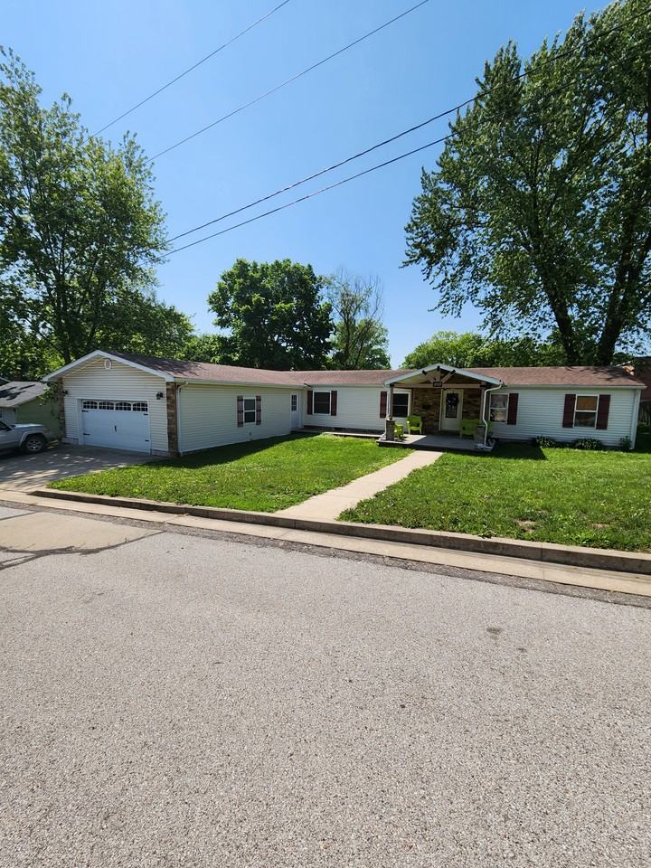 303 E Madison St #NA - Photo 2 of 3