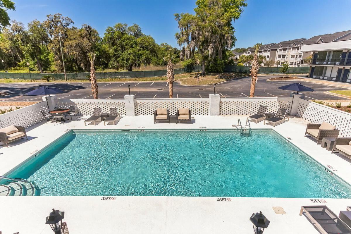 1660 Ribaut Rd - Photo 3 of 32