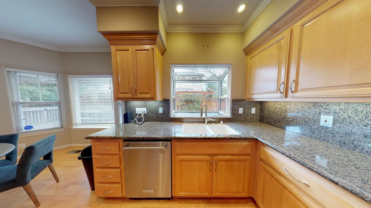 Elegant Sunnyvale home with backyard patio - Photo 6 of 13