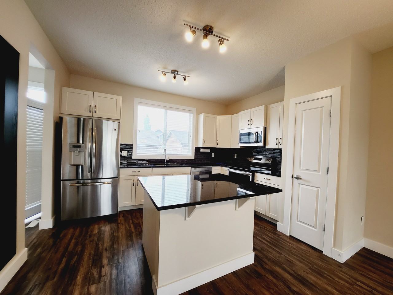 9104 Rosenthal Link Nw, Edmonton, AB T5T 7A5 4 Bedroom House for 2,050