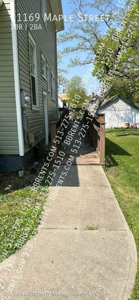 11169 Maple St - Photo 3 of 36