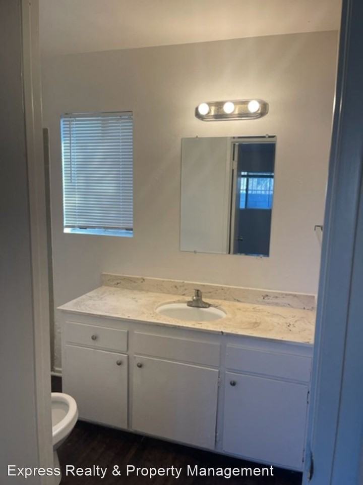 918-920 Calhoun Pl - Photo 2 of 10