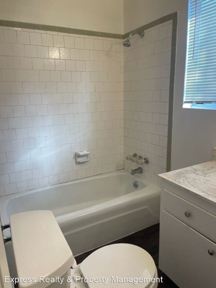 918-920 Calhoun Pl - Photo 3 of 10