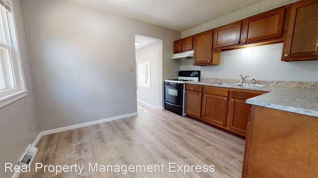 2213 W 15th St - Photo 2 of 11