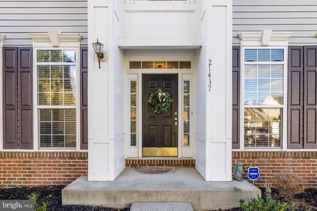 21437 Humbolt Sq - Photo 2 of 42