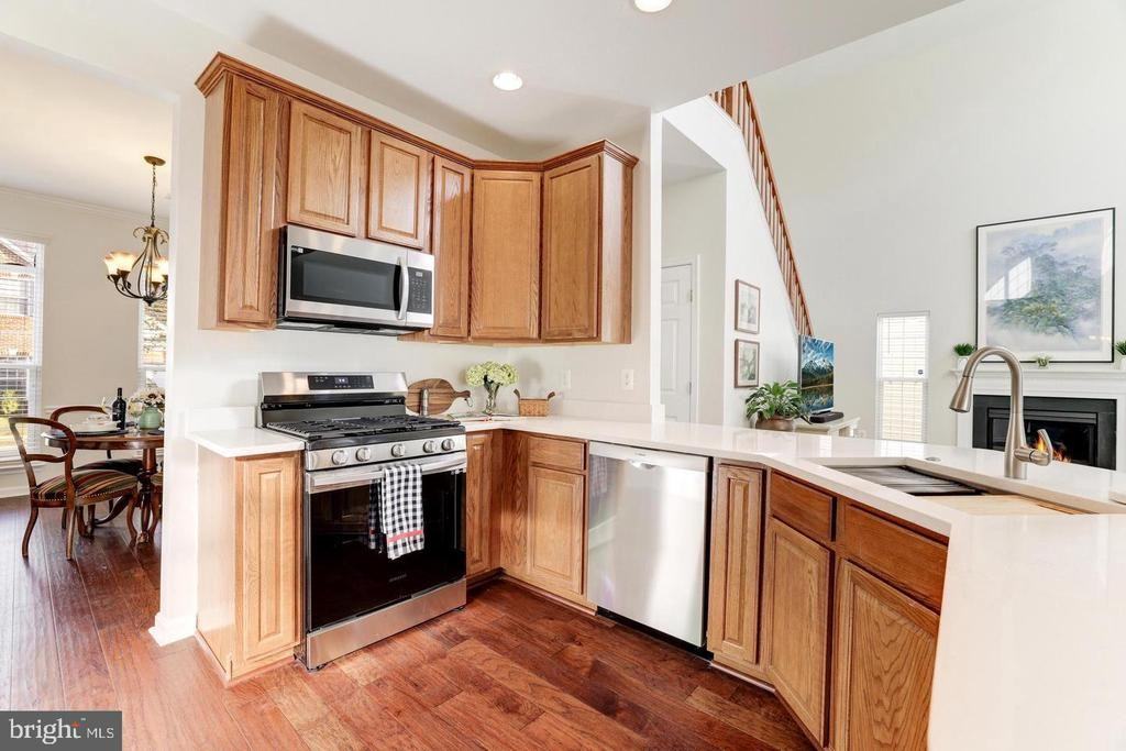 21437 Humbolt Sq - Photo 3 of 42