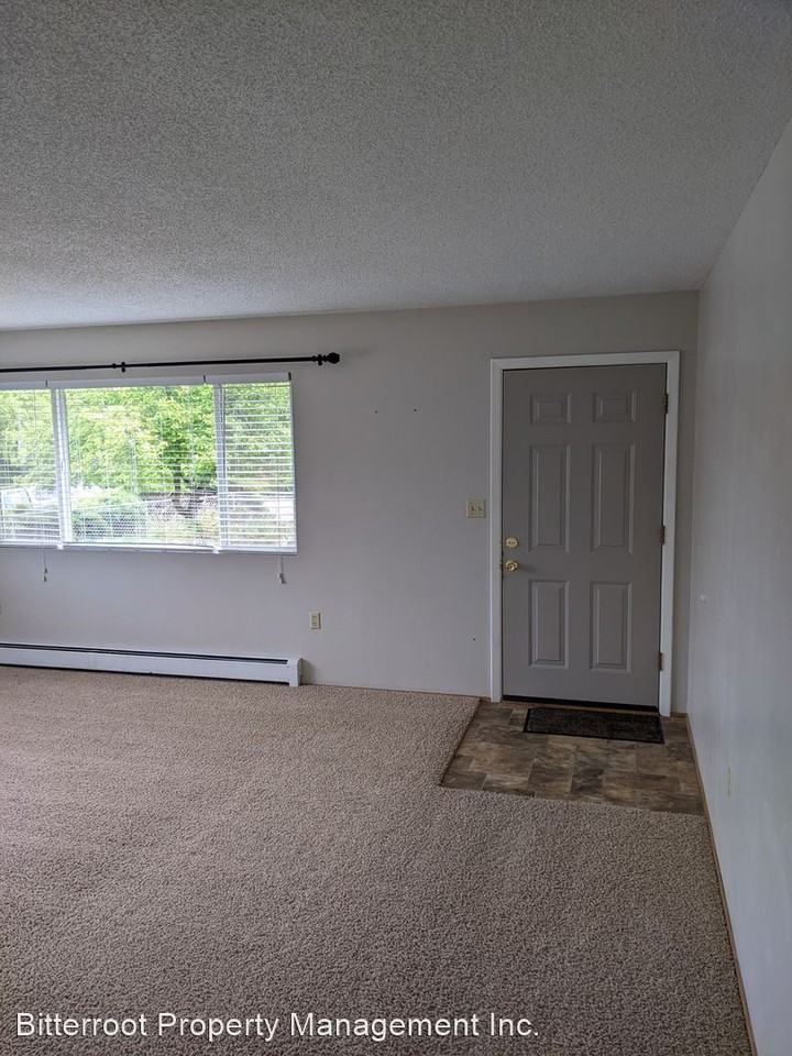 2701 Southhills Dr - Photo 2 of 20