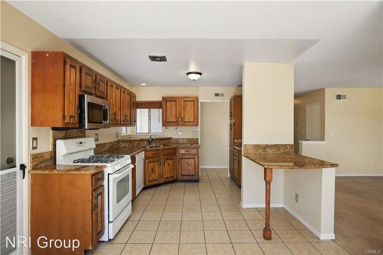 15902 King Cir - Photo 3 of 7