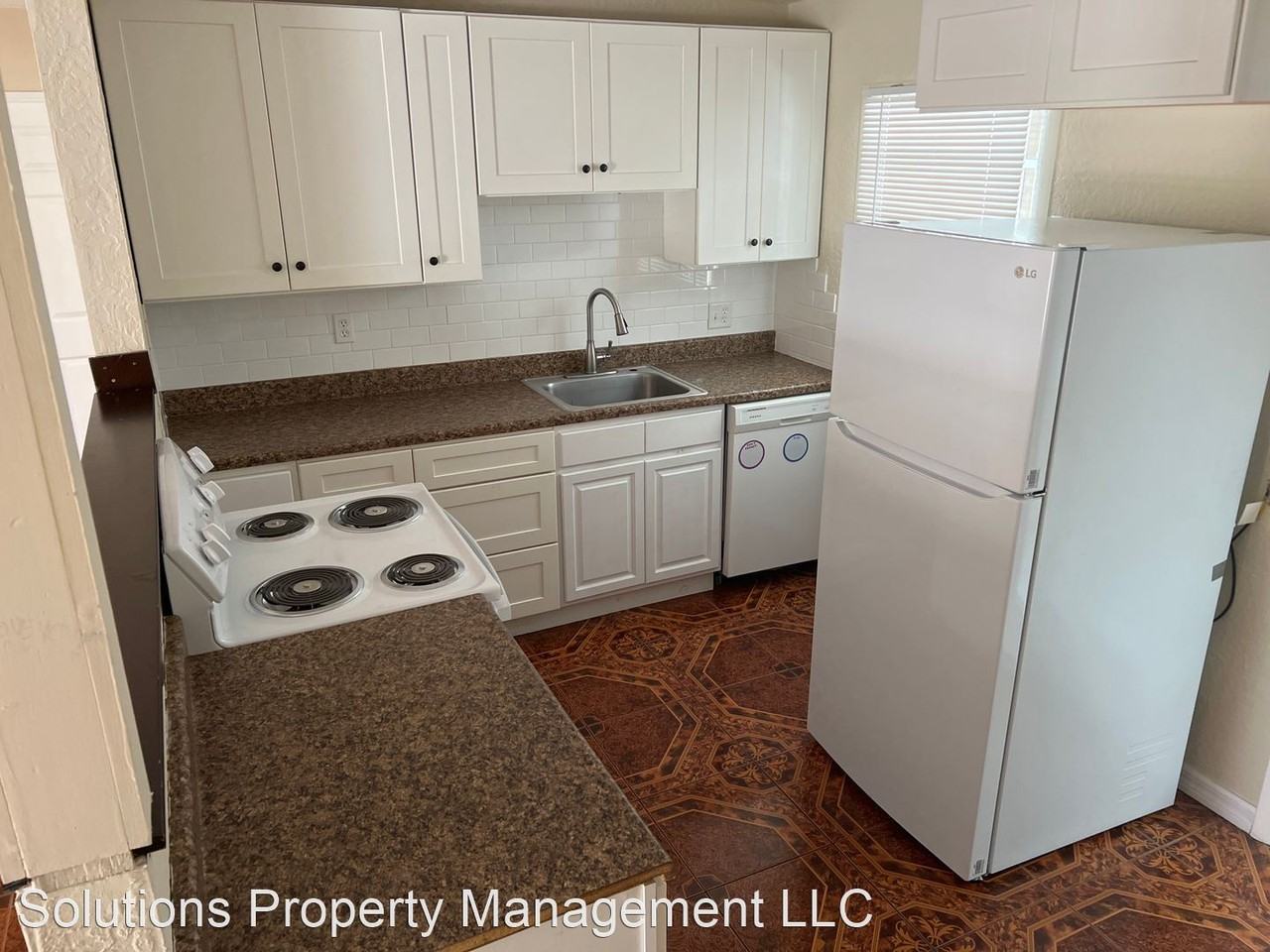 2033 Robinhood Dr - Photo 2 of 4