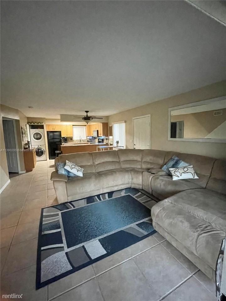 150 Se Village Dr Fl 150 - Photo 2 of 9