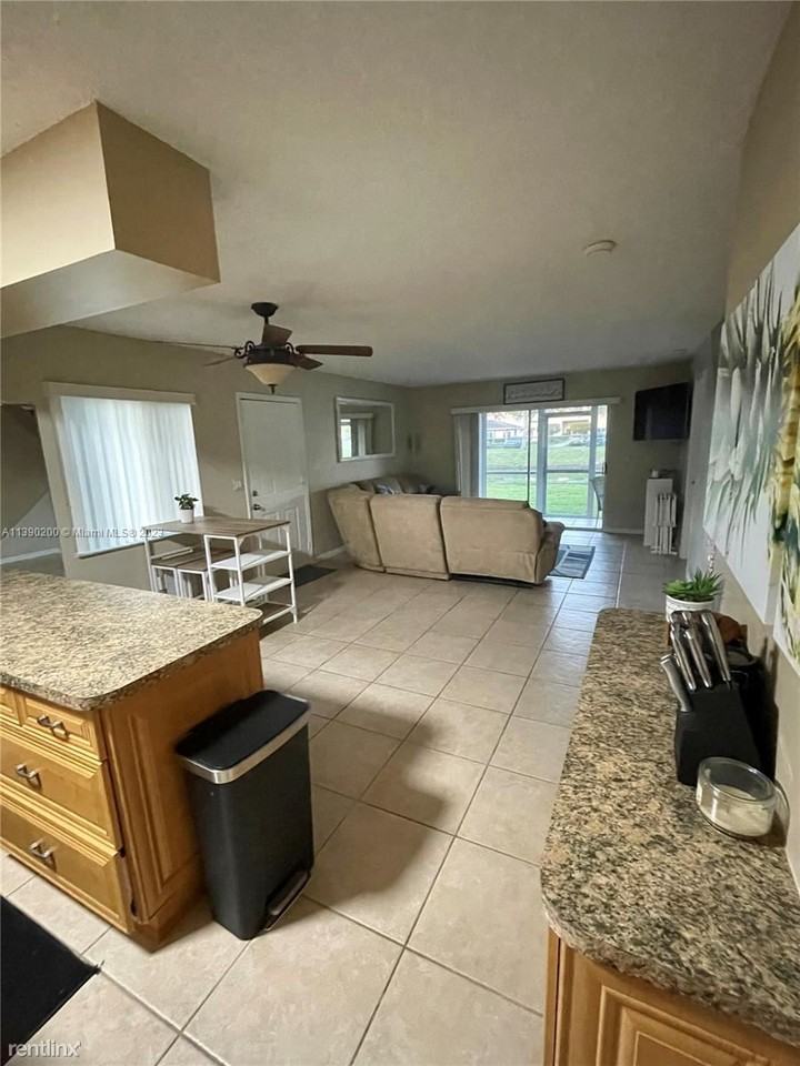 150 Se Village Dr Fl 150 - Photo 3 of 9
