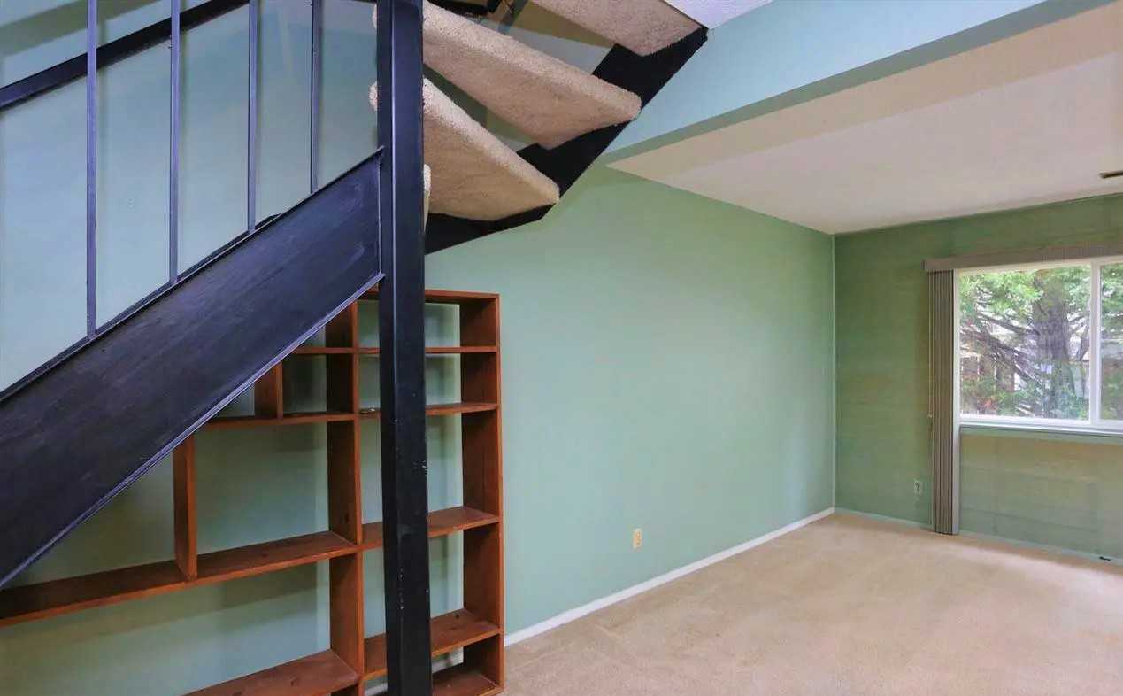 220 Elizabeth St - Photo 2 of 16