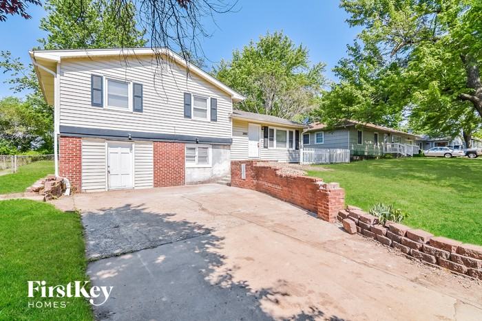 2502 Hillside Dr - Photo 2 of 16