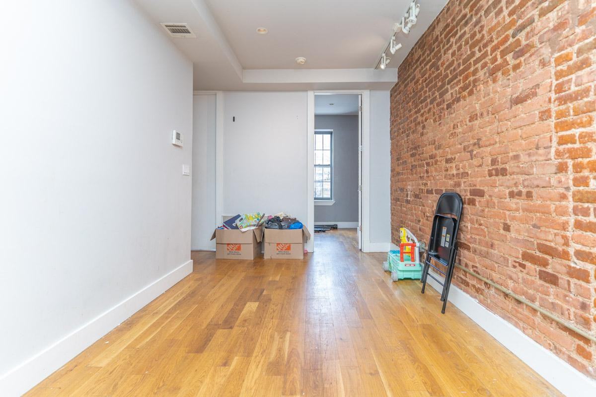 1714 Linden St #2L - Photo 2 of 12