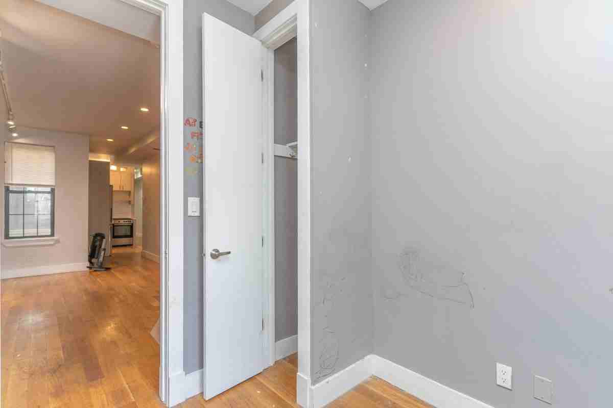 1714 Linden St #2L - Photo 4 of 12