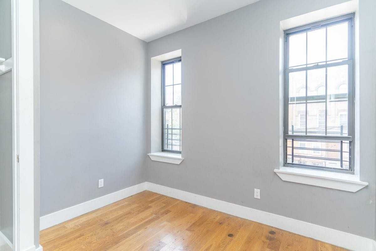 1714 Linden St #2L - Photo 5 of 12