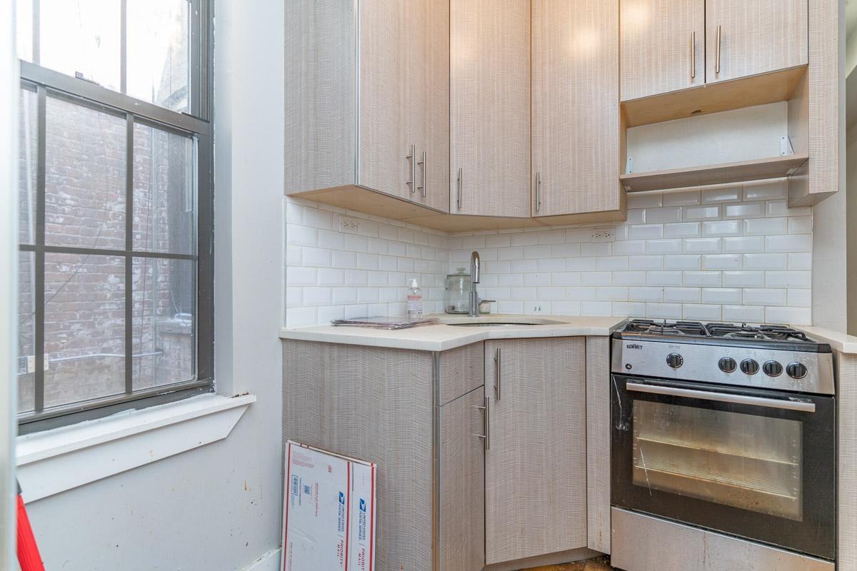 1714 Linden St #2L - Photo 7 of 12