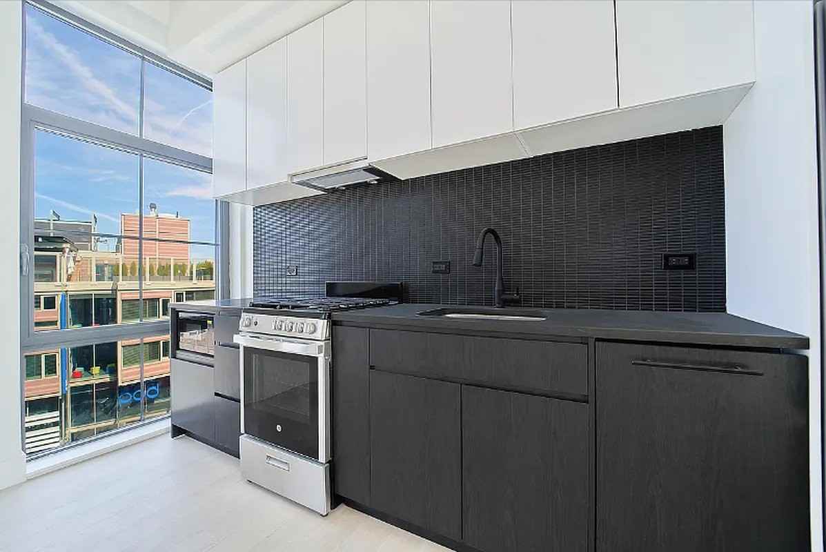 658 Driggs Ave #2E - Photo 6 of 9