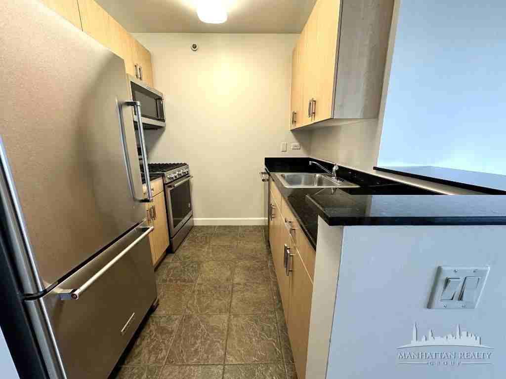 10th Ave #14H - Photo 3 of 10