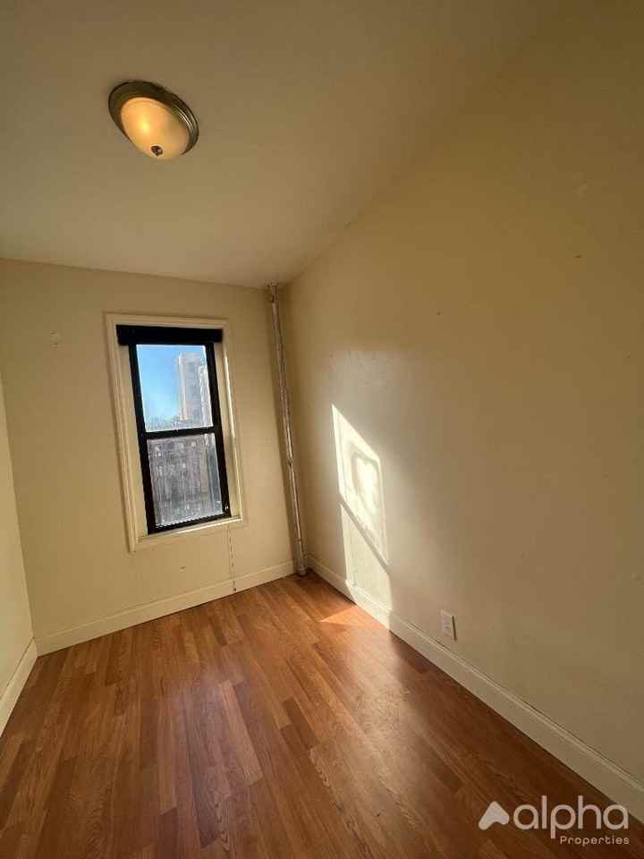 E 14th St #32 - Photo 3 of 7