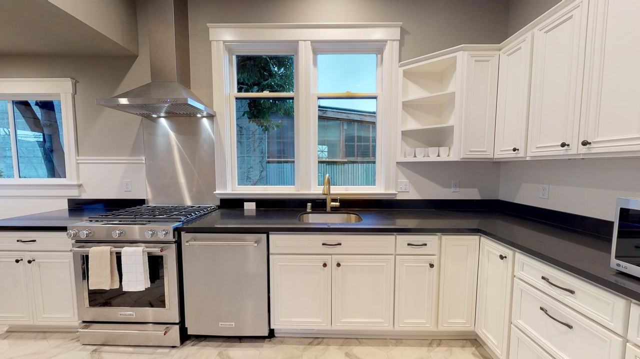 Stunning Ballard home with covered patio - Photo 5 of 15