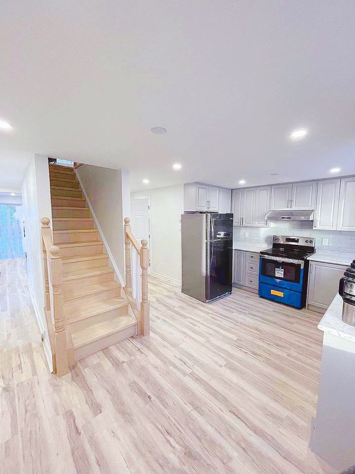 Rue Notre-Dame-de-l'île & Boulevard Sacré-Coeur #2 - Photo 2 of 19