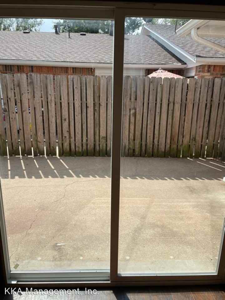 1907 Hillcrest Dr - Photo 3 of 16