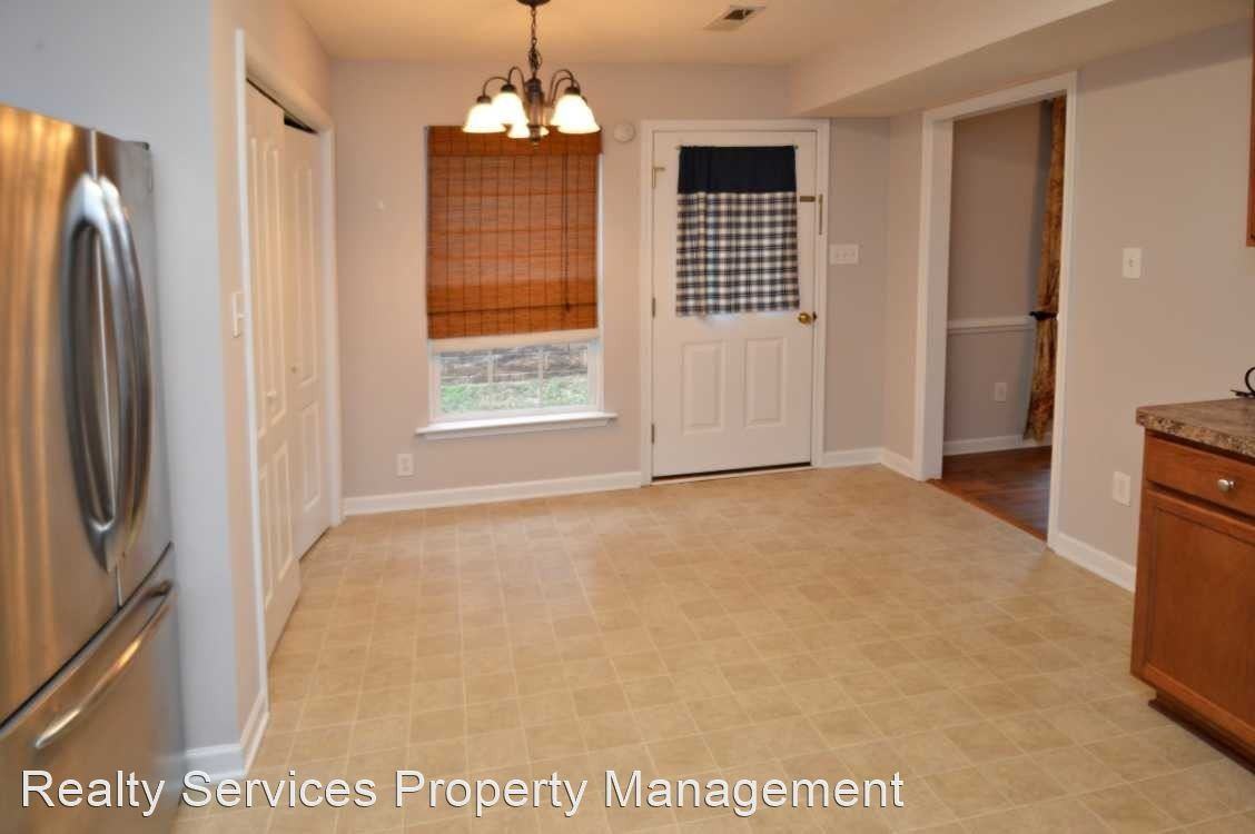 300 Wessex Rd - Photo 2 of 17