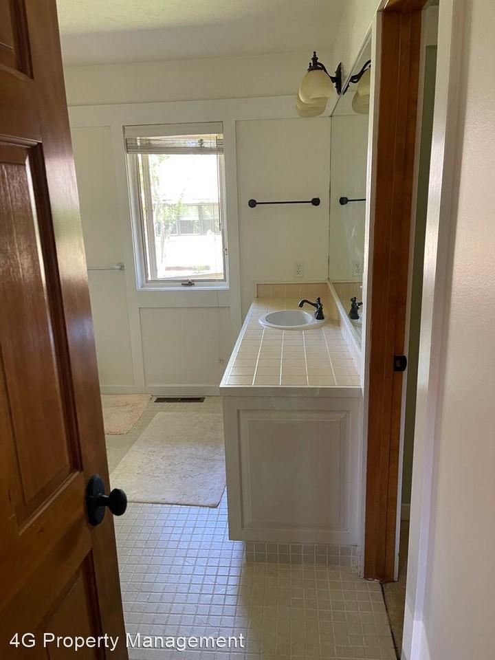 2120 Fairway Dr - Photo 2 of 12