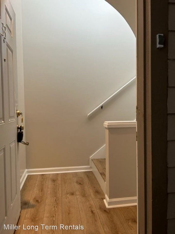 33 Three Mast Ln - Photo 2 of 26