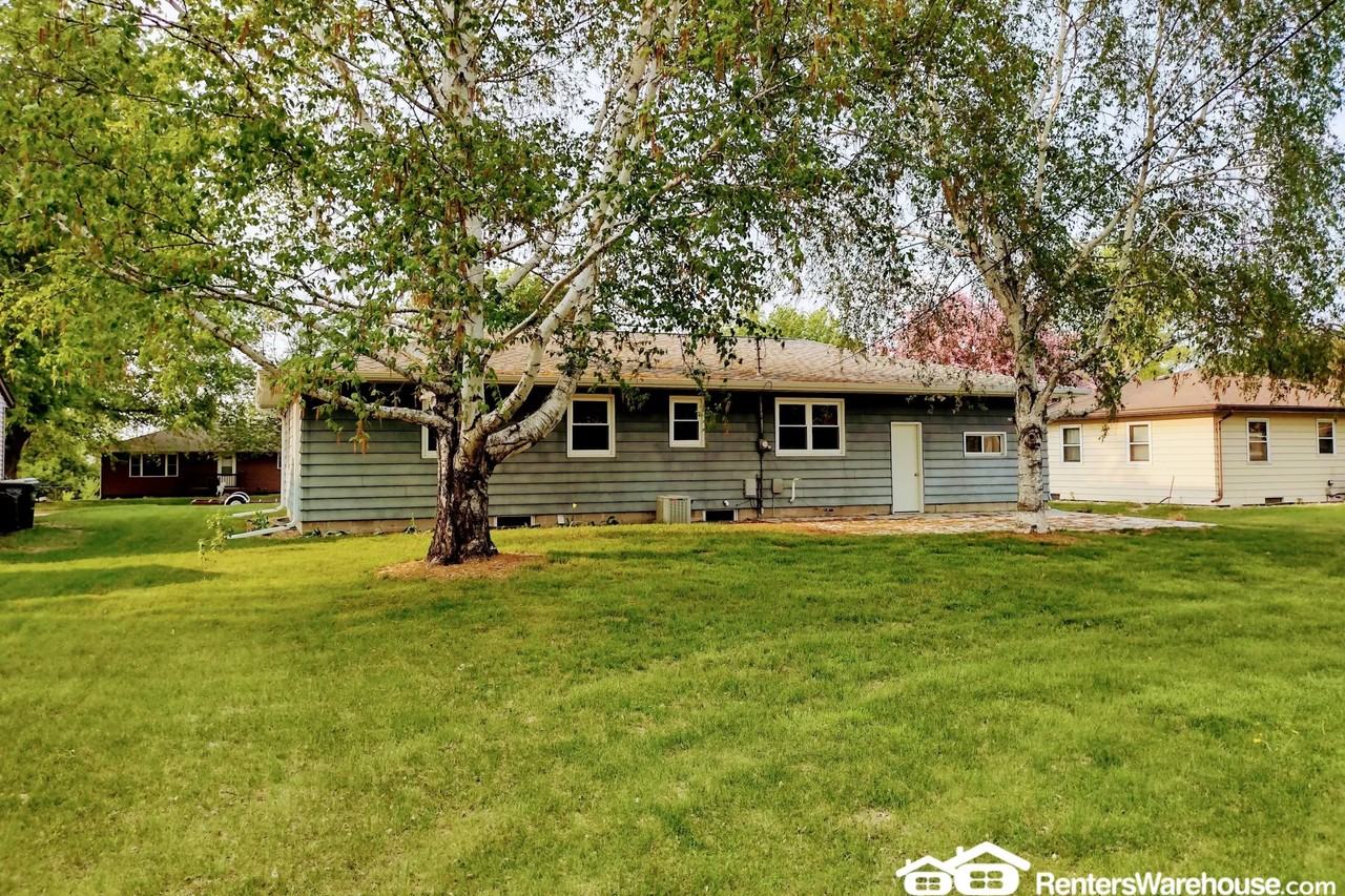 505 W Oak St - Photo 2 of 14