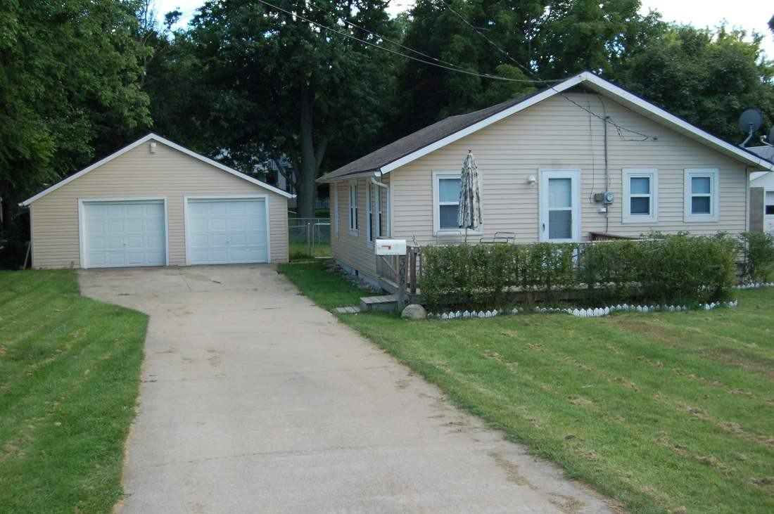 305 E Willow St - Photo 3 of 27