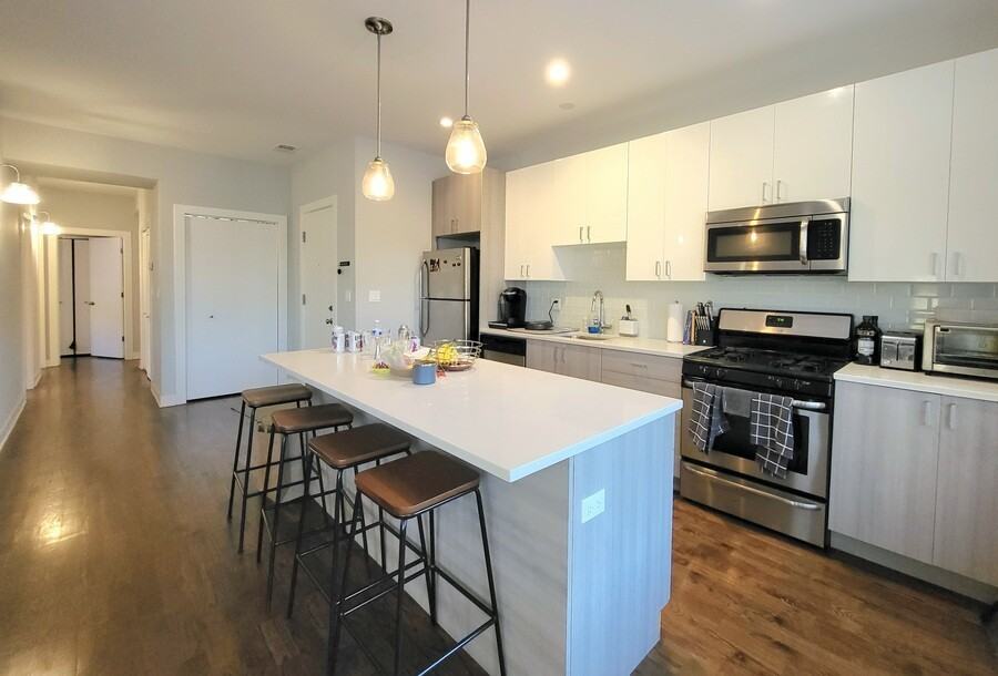 W Addison St 2, Chicago, IL 60613 3 Bedroom Apartment for Rent