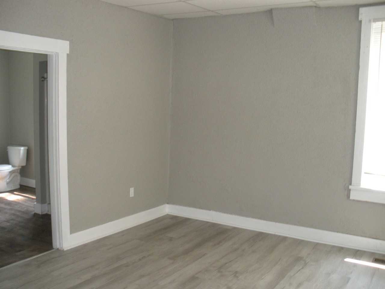 306 E Monroe St - Photo 3 of 9