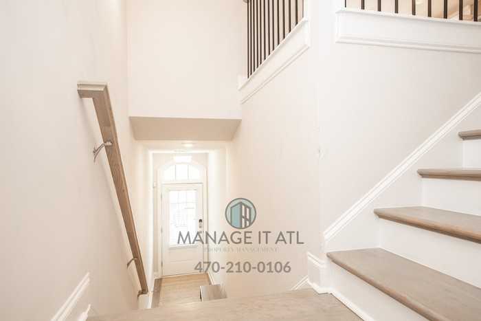 3185 Clairebrooke Ave - Photo 3 of 39