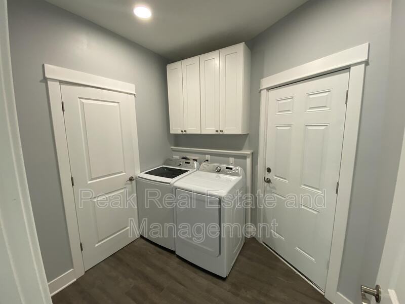 1429 Logan St Se - Photo 4 of 10