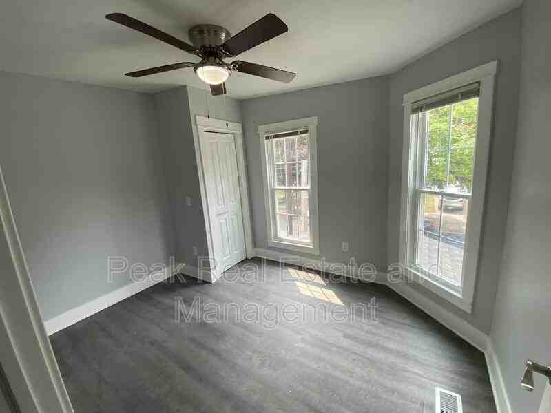 1429 Logan St Se - Photo 5 of 10