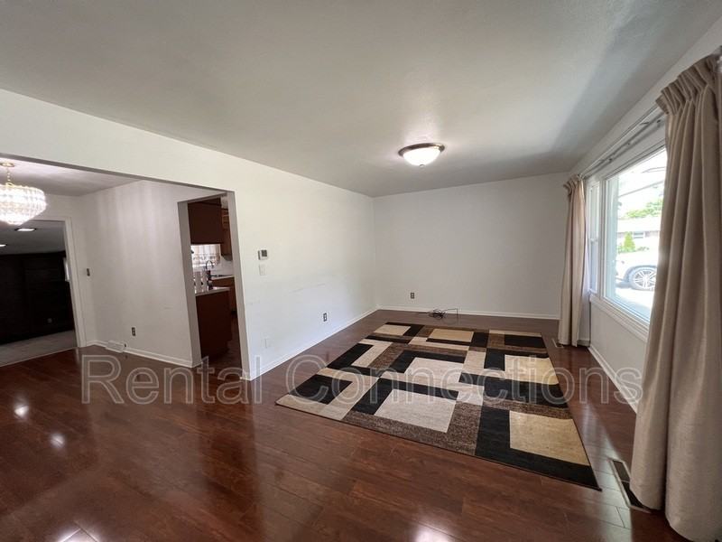 301 Lakeshore Dr - Photo 2 of 17