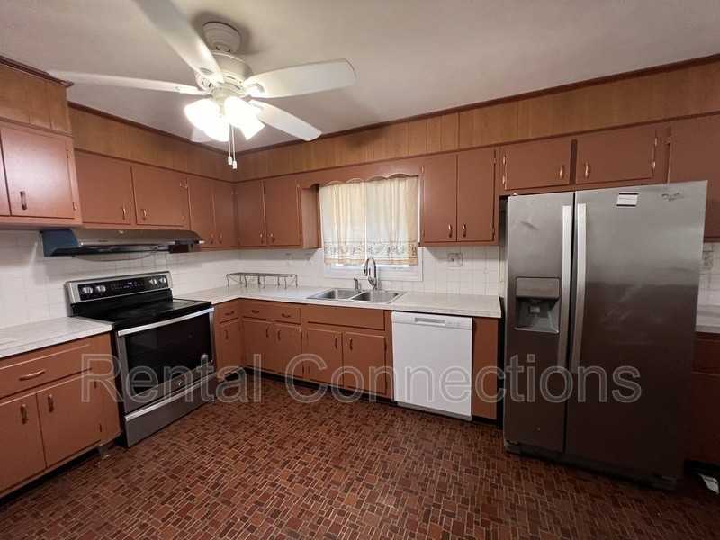 301 Lakeshore Dr - Photo 3 of 17