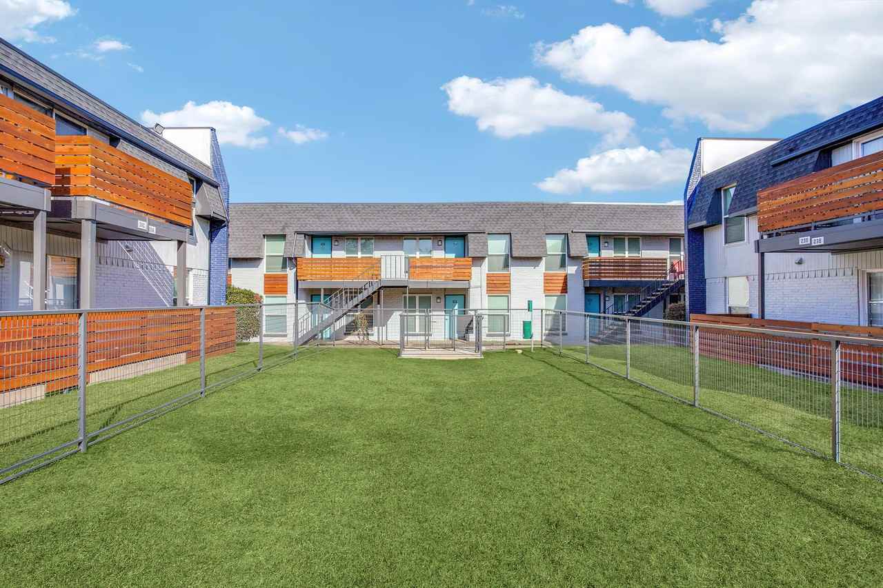 Fleetwood Apartments - Photo 3 of 39